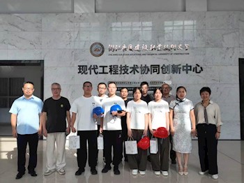 浙江广厦建设职业技术大学为双胞胎新生举行授帽仪式